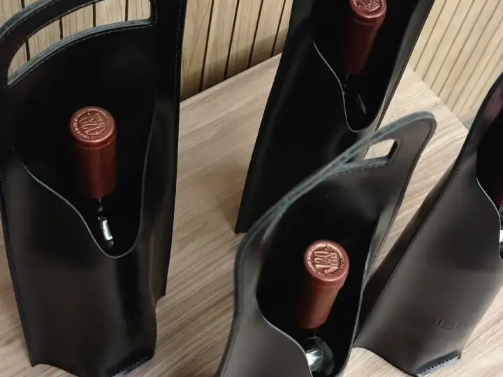 Bags para vinho de couro abertas, com as garrafas dentro