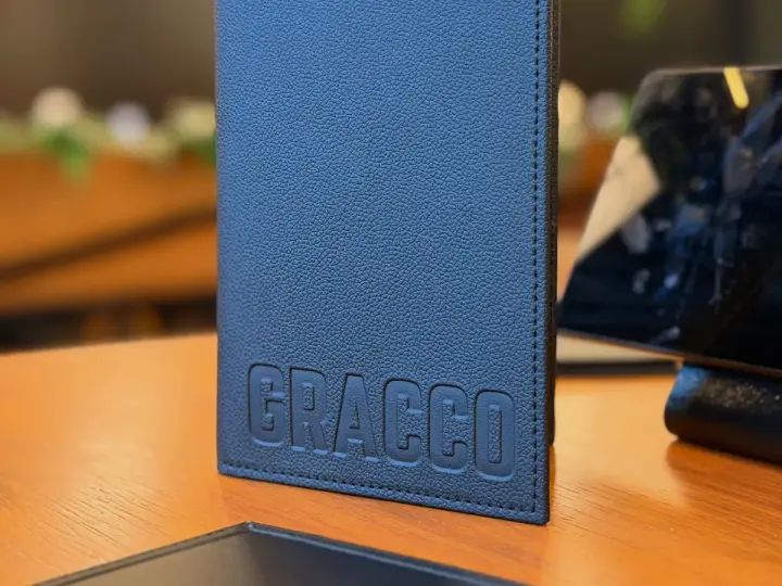 Porta-comanda de couro azul com a marca GRACCO em baixo-relevo