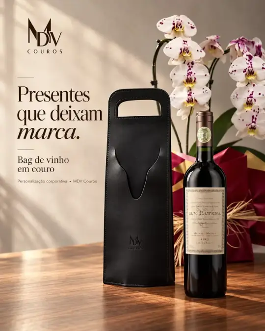 Post: bag para vinho de couro preto ao lado de uma garrafa e de uma orquídea, com a frase "Presentes que deixam marca"