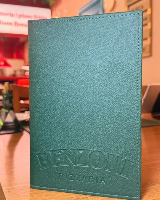 Post: cardápio de couro verde com o nome Benzoni Pizzaria gravado