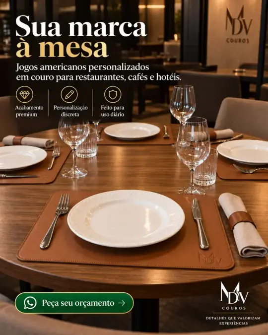 Post: mesa de restaurante com jogos americanos de couro caramelo, com a frase "Sua marca à mesa"