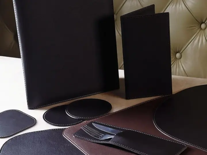 Conjunto de mesa em couro com cardápios, porta-copos, jogos americanos e porta-talher