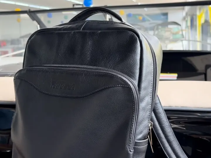Mochila de couro preta