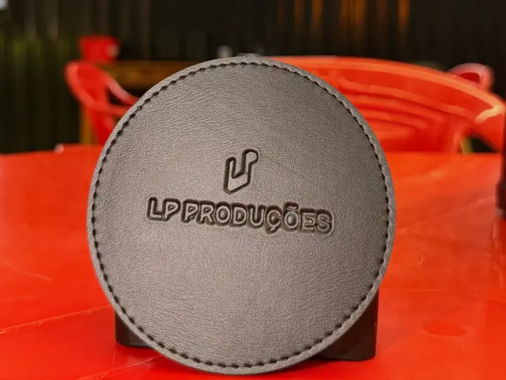 Porta-copo de couro com a marca LP Produções gravada